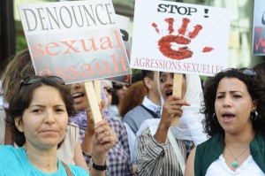 Protesta davanti al tribunale dove si celebra il processo per lo stupro di due ragazze a Rabat, in Marocco (foto archivio)