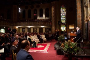 Image: Asher Krell Peter Geffen speaks to the crowd in Manhattan's B'nai Jeshurun synagogue.